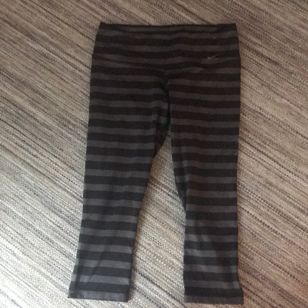 Nike Cropped Leggings Size M